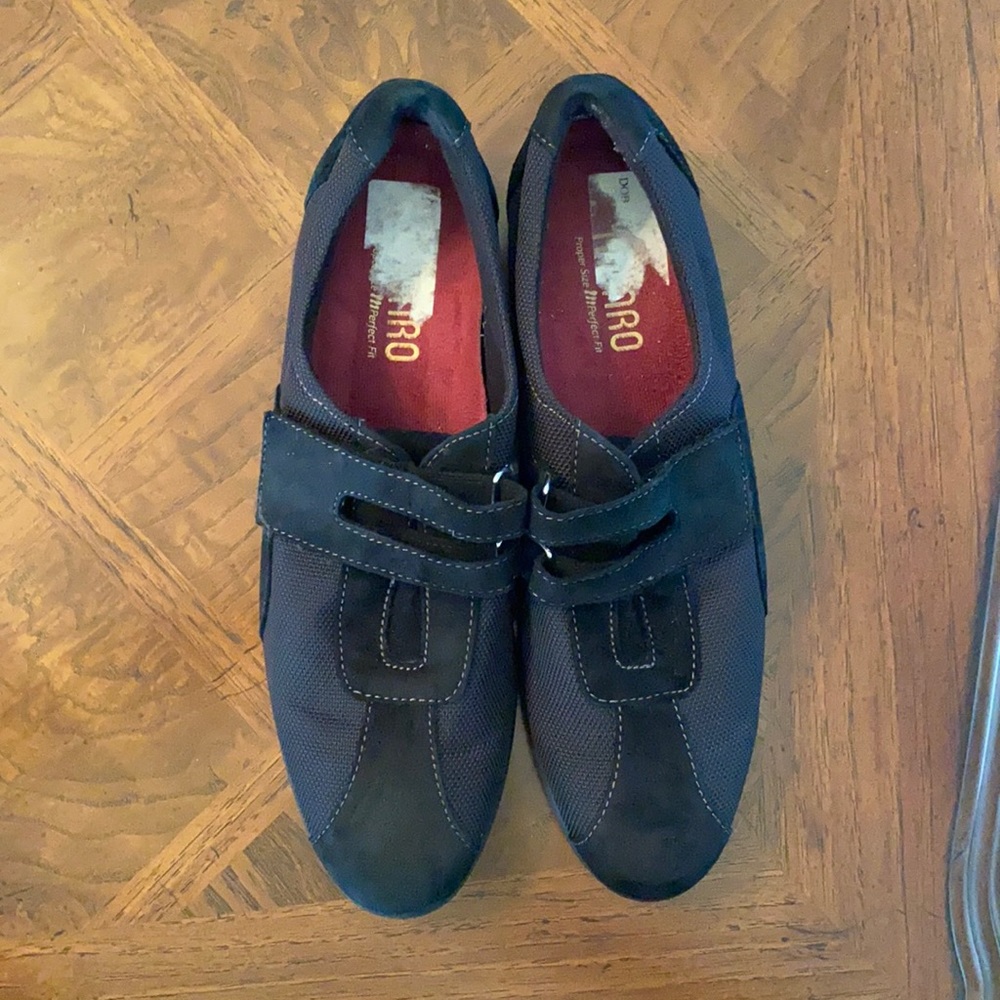 Munro Joliet black suede shoe 8.5 SS (super slim)